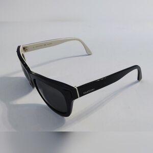 Valentino Garavani V670S Two-Tone Black and Cream Sunglasses. 015 140 Pre-owned.